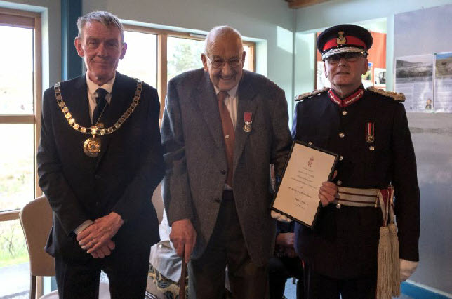 Bill Lawson of Co Leis Thu with Lord Lieutenant, Iain MacAulay, and Comhairle convenor Kenny Macleod 